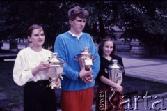 1989, Zielona Góra, Polska.
Uczestnicy XXV Festiwalu Piosenki Radzieckiej z pucharami w kształcie samowara. 
Fot. Romuald Broniarek, zbiory Ośrodka KARTA