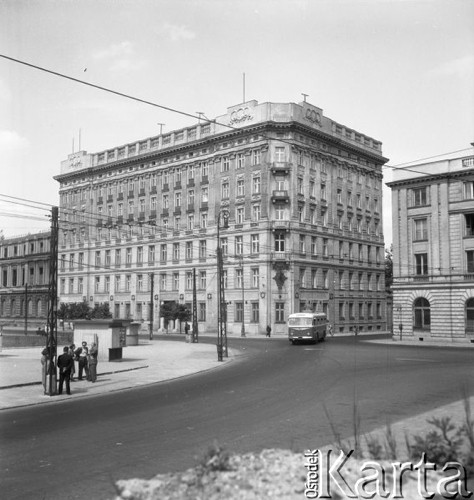Lipiec 1956, Warszawa, Polska.
Kamienica Edwarda Raczyńskich przy Placu Małachowskiego, z lewej fragment pałacu Kronenberga.
Fot. Romuald Broniarek, zbiory Ośrodka KARTA