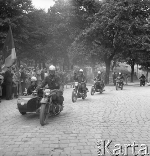 26-30.09.1956, Przemyśl, Polska.
Uczestnicy motocyklowego rajdu TPPR Warszawa-Poronin - grupa motocyklistów ze Związku Radzieckiego, która dołączyła do rajdu w Przemyślu.
Fot. Romuald Broniarek, zbiory Ośrodka KARTA
