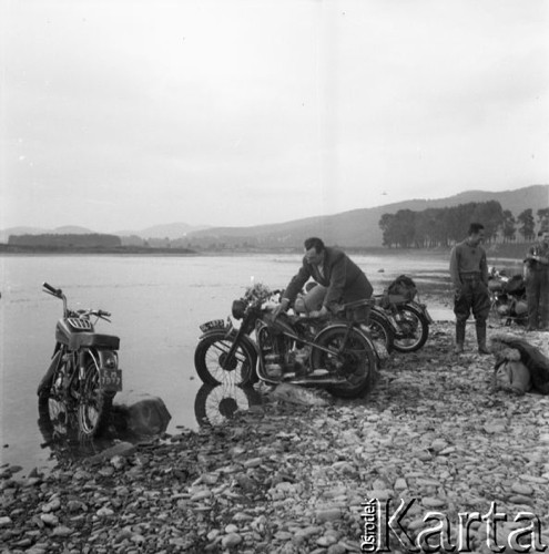 26-30.09.1956, Polska.
Uczestnicy motocyklowego rajdu TPPR Warszawa-Poronin - mycie motocykli w rzece.
Fot. Romuald Broniarek, zbiory Ośrodka KARTA