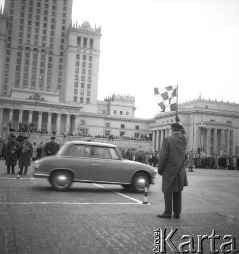 Sierpień 1957, Warszawa, Polska.
Wyścig samochodowy na Placu Defilad, na pierwszym planie sędzia z chorągiewką i samochód. W tle Pałac Kultury i Nauki.
Fot. Romuald Broniarek, zbiory Ośrodka KARTA