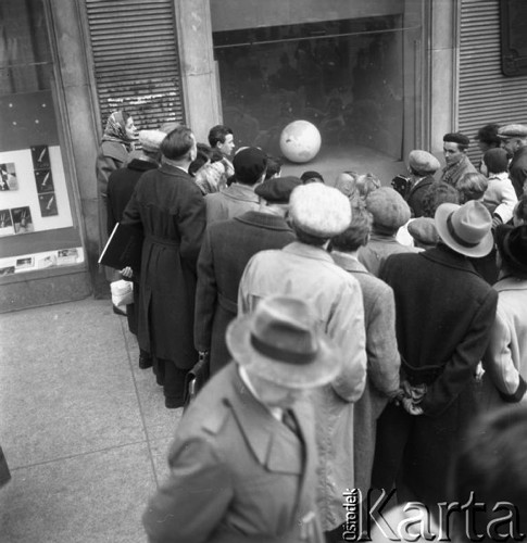 Październik 1957, Warszawa, Polska.
Warszawiacy ogladają makietę pierwszego radzieckiego sputnika na wystawie Klubu Międzynarodowej Prasy i Książki.
Fot. Romuald Broniarek, zbiory Ośrodka KARTA