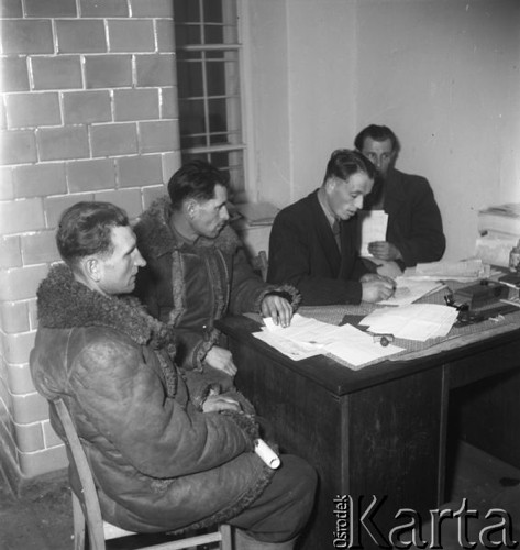 Styczeń 1958, Bielsk Podlaski, woj. Białystok, Polska.
Wybory do Rad Narodowych powiatu Bielsk-Podlaski, członkowie komisji siedzą za stołem.
Fot. Romuald Broniarek, zbiory Ośrodka KARTA
