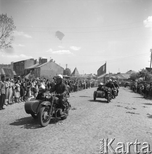 Maj 1958, Siedlce, Polska.
Zawodnicy radzieccy, uczestnicy Motorowego Rajdu Przyjaźni - Moskwa-Warszawa-Moskwa, witani przez mieszkańców miasta.
Fot. Romuald Broniarek, zbiory Ośrodka KARTA