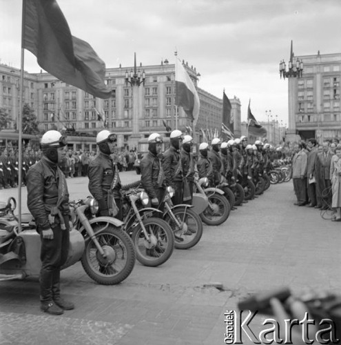 Maj 1958, Warszawa, Polska.
Plac Konstytucji - powitanie radzieckich motocyklistów, uczestników Motorowego Rajdu Przyjaźni - Moskwa-Warszawa-Moskwa.
Fot. Romuald Broniarek, zbiory Ośrodka KARTA