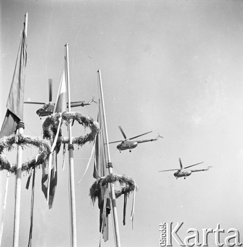 Wrzesień 1958, Warszawa, Polska.
Centralne dożynki na Stadionie Dziesięciolecia - pokazy lotnicze, przelot śmigłowców nad stadionem.
Fot. Romuald Broniarek, zbiory Ośrodka KARTA