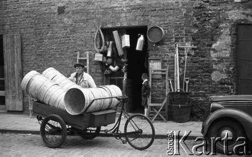 Wrzesień 1958, Warszawa, Polska.
Mężczyzna pakuje sita do wózka rikszy towarowej.
Fot. Romuald Broniarek, zbiory Ośrodka KARTA