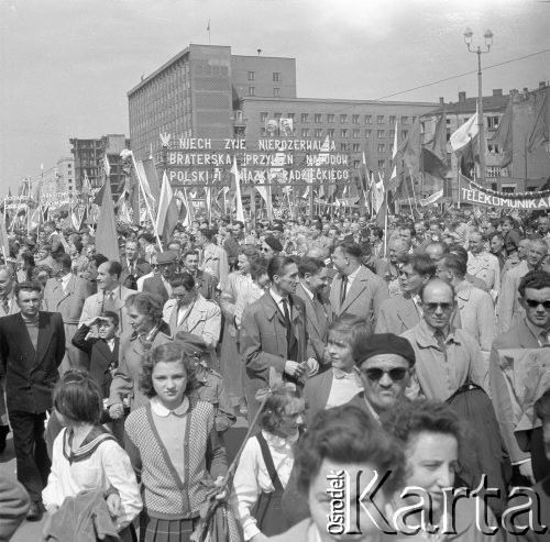 1.05.1959, Warszawa, Polska. 
Obchody święta 1 Maja, tłum idący ulicą Marszałkowską niesie flagi PRL i ZSRR, transparenty z hasłami propagandowymi: 