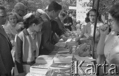 3-17.05.1959, Warszawa, Polska. 
XII kiermasz książki, czytelnicy przy stoisku z radzieckimi książkami, na pierwszym planie książka 