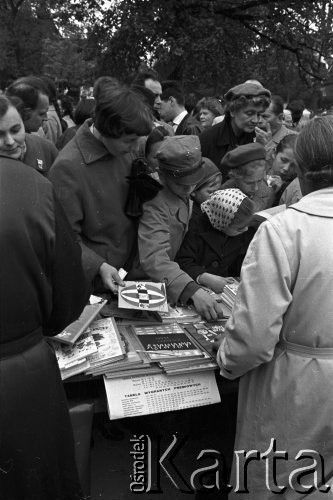 3-17.05.1959, Warszawa, Polska.
XII kiermasz książki, czytelnicy przy stoisku z książkami, na nim m.in. książka: K. Szpalski, M. Załucki 