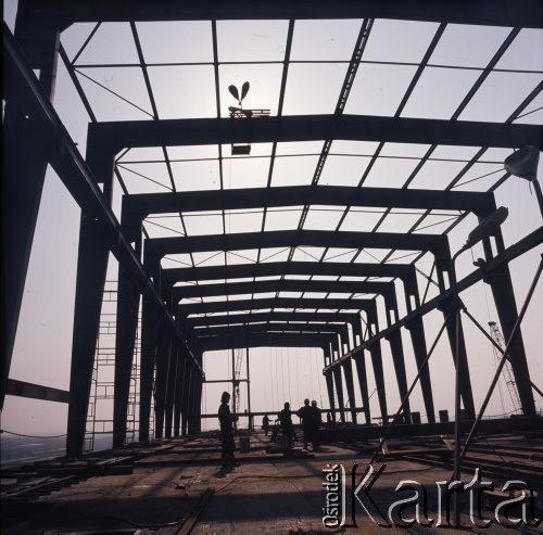 Marzec 1975, Dąbrowa Górnicza, woj. Katowice, Polska.
Budowa Huty Katowice, wznoszenie stalowej konstrukcji hali produkcyjnej.
Fot. Romuald Broniarek/KARTA
