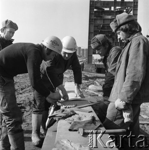 Marzec 1975, Dąbrowa Górnicza, woj. Katowice, Polska.
Budowa Huty Katowice, robotnicy przy pracy.
Fot. Romuald Broniarek/KARTA
