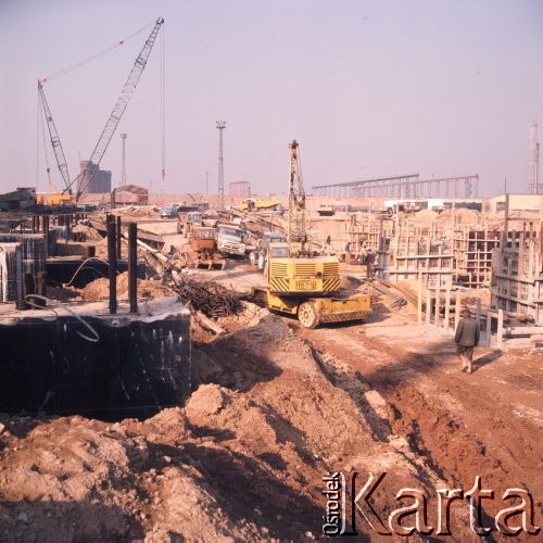 Marzec 1975, Dąbrowa Górnicza, woj. Katowice, Polska.
Budowa Huty Katowice, maszyny budowlane podczas pracy.
Fot. Romuald Broniarek/KARTA
