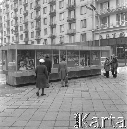 Marzec 1975, Warszawa Śródmieście, Polska.
Przechodnie oglądający mini-wystawę o życiu kobiet w Związku Radzieckim.
Fot. Romuald Broniarek/KARTA
