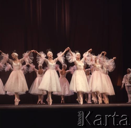 Kwiecień 1975, Warszawa, Polska.
Dni Kultury Radzieckiej, koncert galowy w Sali Kongresowej Pałacu Kultury i Nauki. Występ zespołu baletowego.
Fot. Romuald Broniarek/KARTA
