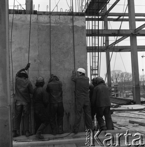 Kwiecień 1975, Międzylesie, Polska.
Budowa Centrum Zdrowia Dziecka, robotnicy w kaskach i odzieży ochronnej.
Fot. Romuald Broniarek/KARTA