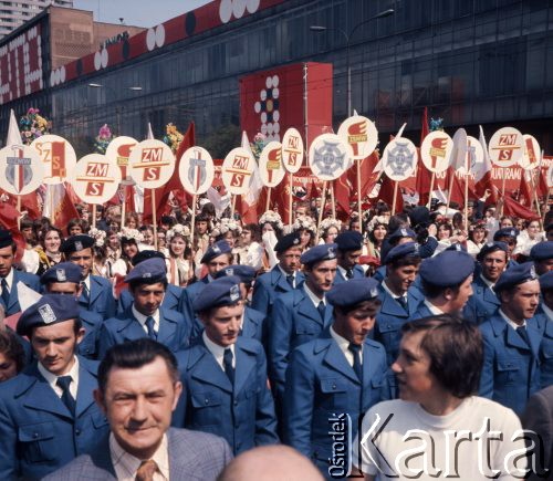 1.05.1975, Warszawa, Polska. 
Obchody święta 1 Maja, w pochodzie idą członkowie Ochotniczych Hufców Pracy.
Fot. Romuald Broniarek/KARTA
