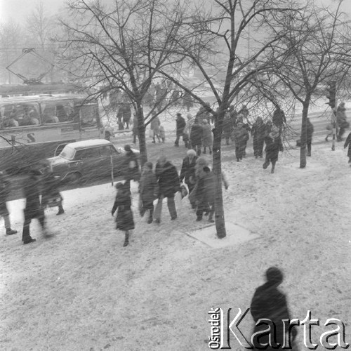 Grudzień 1975, Warszawa, Polska.
Zima w stolicy, przechodnie na przejściu dla pieszych podczas śnieżycy.
Fot. Romuald Broniarek/KARTA
