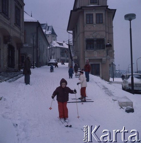Luty 1976, Bratysława, Czechosłowacja
Stare Miasto, dzieci zjeżdżające ulicą na nartach, w tle z lewej wylot ulicy Beblaveho.
Fot. Romuald Broniarek/KARTA

