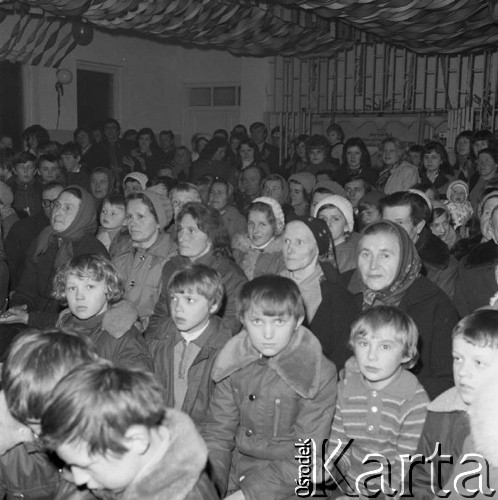 Luty 1976, Podbiel, woj. Warszawa, Polska.
Publiczność podczas występu zespołu 