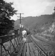 Lipiec 1955, Jelenia Góra, Polska.
Kobieta idąca wzdłuż torów kolejowych, w tle góry. 
Fot. Romuald Broniarek, zbiory Ośrodka KARTA