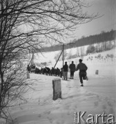 Luty 1956, Polska.
Zimowy wypoczynek, grupa osób na sankach w czasie kuligu.
Fot. Romuald Broniarek, zbiory Ośrodka KARTA