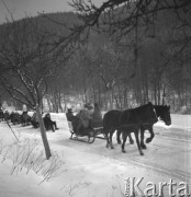 Luty 1956, Polska.
Zimowy wypoczynek, grupa osób w saniach i na sankach podczas kuligu.
Fot. Romuald Broniarek, zbiory Ośrodka KARTA