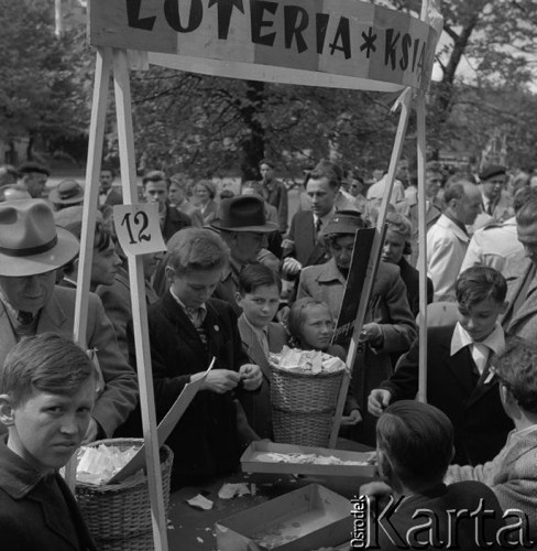 Maj 1956, Warszawa, Polska.
Kiermasz książki - dzieci przy stoisku loterii książkowej.
Fot. Romuald Broniarek, zbiory Ośrodka KARTA