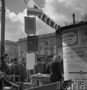 Maj 1956, Warszawa, Polska.
Kiermasz książki na Krakowskim Przedmieściu - grupa osób przy stoisku.
Fot. Romuald Broniarek, zbiory Ośrodka KARTA