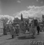 Maj 1956, Warszawa, Polska.
Warszawiacy oglądają plenerową wystawę plakatów filmowych, zorganizowaną podczas kiermaszu książki.
Fot. Romuald Broniarek, zbiory Ośrodka KARTA