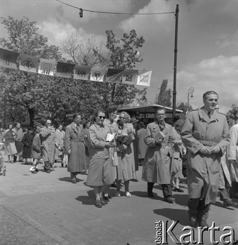 Maj 1956, Warszawa, Polska.
Warszawiecy na kiermaszu książki, w tle stoisko Państwowych Wydawnictw Technicznych.
Fot. Romuald Broniarek, zbiory Ośrodka KARTA