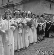 Maj 1956, Warszawa Wola, Polska.
Pierwsza Komunia Święta w kościele św. Wawrzyńca, dziewczynki i chłopcy ze świecami.
Fot. Romuald Broniarek, zbiory Ośrodka KARTA