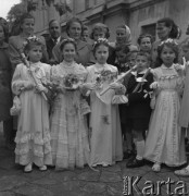 Maj 1956, Warszawa Wola, Polska.
Pierwsza Komunia Święta w kościele św. Wawrzyńca, dzieci ze świecami.
Fot. Romuald Broniarek, zbiory Ośrodka KARTA