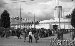 Czerwiec 1956, Poznań, Polska.
Targi Poznańskie, tłum zwiedzających stoi przed wejściem do pawilonu.
Fot. Romuald Broniarek, zbiory Ośrodka KARTA