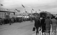 Czerwiec 1956, Poznań, Polska.
Targi Poznańskie, tłum zwiedzających stoi przed wejściem do pawilonu Czechosłowacji oraz wystawą sprzętu rolniczego firmy 