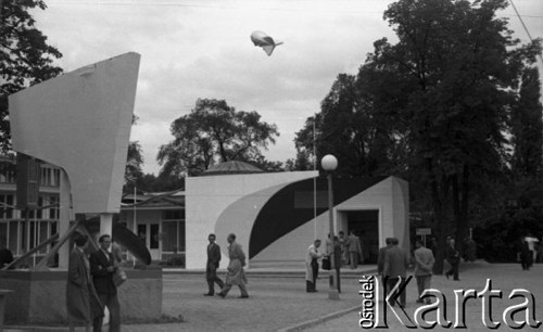 Czerwiec 1956, Poznań, Polska.
Targi Poznańskie, sterowiec unoszący się nad terenem targów.
Fot. Romuald Broniarek, zbiory Ośrodka KARTA