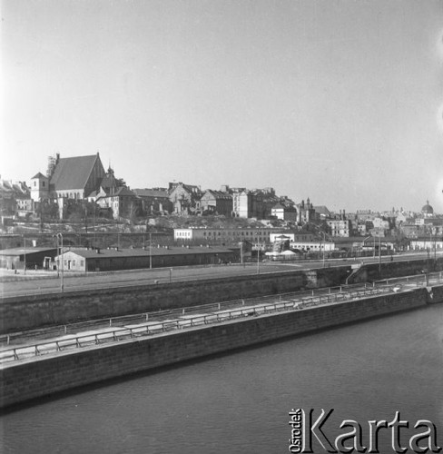 Lipiec 1956, Warszawa, Polska.
Widok Starego Miasta od strony Wisły, z lewej archikatedra św. Jana Chrzciciela.
Fot. Romuald Broniarek, zbiory Ośrodka KARTA