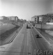Lipiec 1956, Warszawa, Polska.
Fragment trasy W-Z, widok znad tunelu przy Starym Mieście w kierunku zachodnim. W głębi po prawej widoczny budynek Hipoteki Warszawskiej wzniesiony w latach 1908-1913 dla wydziału hipotecznego sądu okręgowego.
Fot. Romuald Broniarek, zbiory Ośrodka KARTA