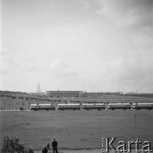 Lipiec 1956, Warszawa, Polska.
Widok Stadionu Dziesięciolecia, na pierwszym planie autokary, w tle Pałac Kultury i Nauki.
Fot. Romuald Broniarek, zbiory Ośrodka KARTA