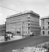 Lipiec 1956, Warszawa, Polska.
Kamienica Edwarda Raczyńskich przy Placu Małachowskiego, z lewej fragment pałacu Kronenberga.
Fot. Romuald Broniarek, zbiory Ośrodka KARTA