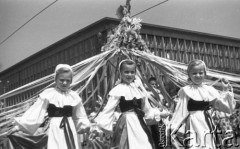 22.07.1956, Warszawa, Polska.
Uroczyste obchody Święta Odrodzenia Polski, defilada na ulicy Marszałkowskiej - dziewczynki w ludowych strojach.
Fot. Romuald Broniarek, zbiory Ośrodka KARTA