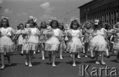 22.07.1956, Warszawa, Polska.
Uroczyste obchody Święta Odrodzenia Polski, defilada na ulicy Marszałkowskiej - dziewczynki z lalkami.
Fot. Romuald Broniarek, zbiory Ośrodka KARTA