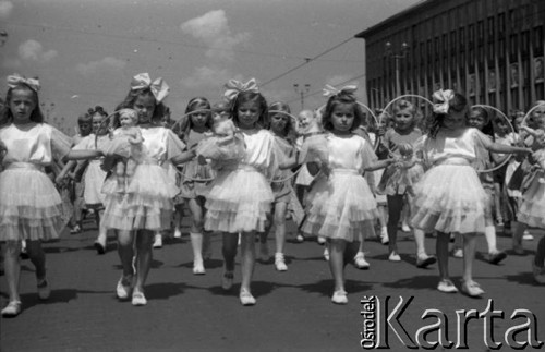 22.07.1956, Warszawa, Polska.
Uroczyste obchody Święta Odrodzenia Polski, defilada na ulicy Marszałkowskiej - dziewczynki z lalkami.
Fot. Romuald Broniarek, zbiory Ośrodka KARTA