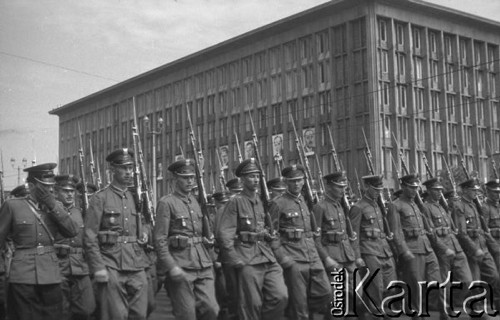 22.07.1956, Warszawa, Polska.
Uroczyste obchody Święta Odrodzenia Polski, defilada wojskowa i pokaz sprzętu wojskowego.
Fot. Romuald Broniarek, zbiory Ośrodka KARTA