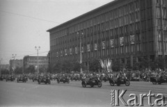 22.07.1956, Warszawa, Polska.
Uroczyste obchody Święta Odrodzenia Polski, defilada wojskowa i pokaz sprzętu wojskowego. Na zdjęciu oddziały motocyklowe.
Fot. Romuald Broniarek, zbiory Ośrodka KARTA