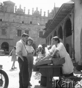 Lipiec 1956, Kazimierz Dolny, Polska.
Kazimierski Rynek, para turystów kupuje owoce na straganie. W tle kamienica Przybyłów.
Fot. Romuald Broniarek, zbiory Ośrodka KARTA