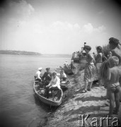 Lipiec 1956, Kazimierz Dolny, Polska.
Grupa osób w łodziach przy brzegu Wisły, w tle statek wycieczkowy.
Fot. Romuald Broniarek, zbiory Ośrodka KARTA