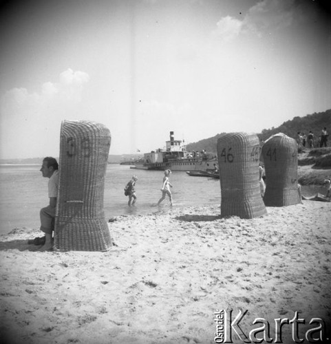 Lipiec 1956, Kazimierz Dolny, Polska.
Kosze plażowe na nad Wisłą, w tle statek wycieczkowy.
Fot. Romuald Broniarek, zbiory Ośrodka KARTA