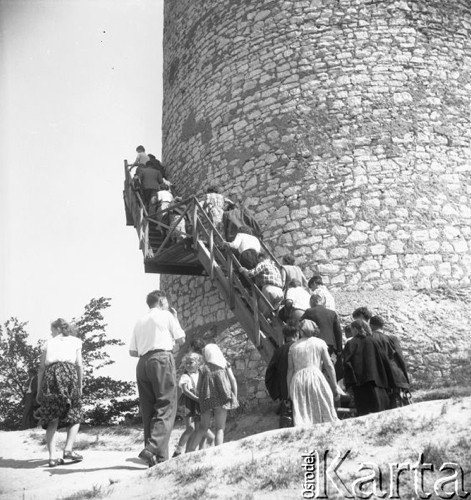 Lipiec 1956, Kazimierz Dolny, Polska.
Turyści wchodzą po drewnianych schodach na punkt widokowy na wieży, zbudowanej w czasach Władysława Łokietka.
Fot. Romuald Broniarek, zbiory Ośrodka KARTA