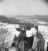 Lipiec 1956, Kazimierz Dolny, Polska.
Cztery kobiety patrzą na Wisłę z wieży wzniesionej w czasach Władysława Łokietka.
Fot. Romuald Broniarek, zbiory Ośrodka KARTA